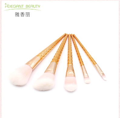 女孩子必備那幾種化妝刷呢!