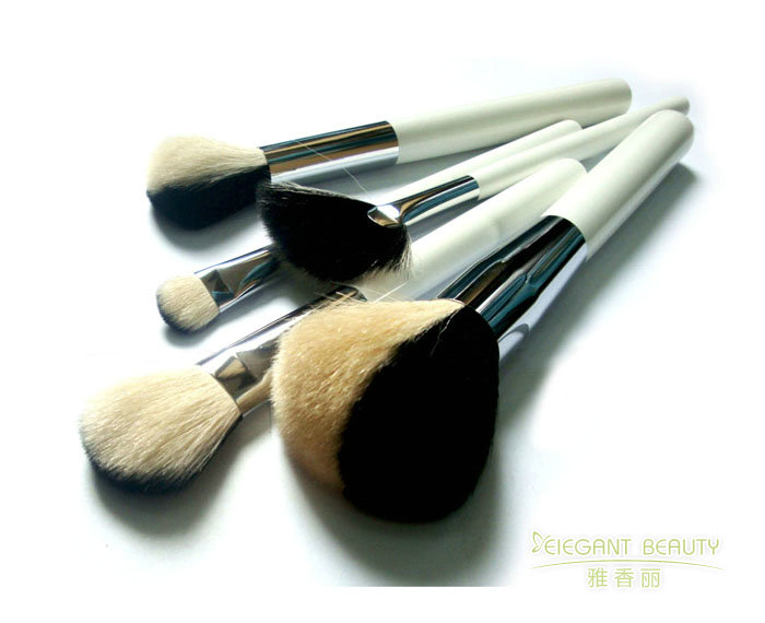 化妝刷的毛質有哪些種類？各有什么優(yōu)缺點？