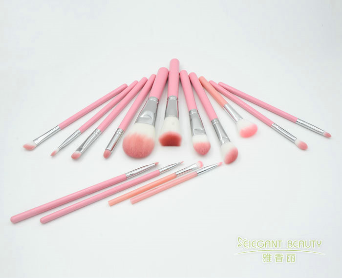 針對(duì)不同化妝技巧,應(yīng)如何選擇適合的化妝刷型號(hào)和大小?