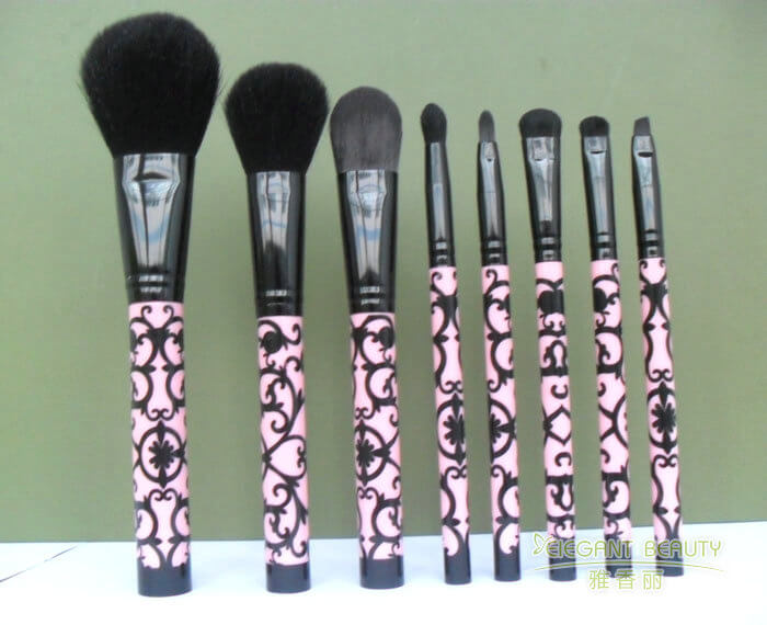 化妝刷套裝中的纖維毛與動物毛刷頭，如何根據膚質選擇？